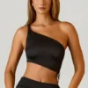 Brisa gerüschtes asymmetrisches Crop-Oberteil in Schwarz Brisa gerüschtes asymmetrisches Crop-Oberteil in Schwarz