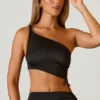 Brisa gerüschtes asymmetrisches Crop-Oberteil in Schwarz Brisa gerüschtes asymmetrisches Crop-Oberteil in Schwarz