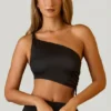 Brisa gerüschtes asymmetrisches Crop-Oberteil in Schwarz Brisa gerüschtes asymmetrisches Crop-Oberteil in Schwarz