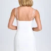 Bronwyn Minikleid mit Plissee und Schleifendetail in Weiß Bronwyn Minikleid mit Plissee und Schleifendetail in Weiß