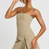 Bruna Minikleid aus gewebtem Twill mit Wickeloptik und Falten in Taupe Bruna Minikleid aus gewebtem Twill mit Wickeloptik und Falten in Taupe