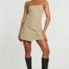 Bruna Minikleid aus gewebtem Twill mit Wickeloptik und Falten in Taupe Bruna Minikleid aus gewebtem Twill mit Wickeloptik und Falten in Taupe