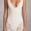 Caia Transparenter Spitzen-Bodys mit Wellenrand und tiefem Ausschnitt, Midaxi-Kleid in Weiß Caia Transparenter Spitzen-Bodys mit Wellenrand und tiefem Ausschnitt, Midaxi-Kleid in Weiß