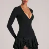 Cala Minikleid mit V-Ausschnitt und Rüschenrock in Schwarz Cala Minikleid mit V-Ausschnitt und Rüschenrock in Schwarz