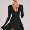 Cala Minikleid mit V-Ausschnitt und Rüschenrock in Schwarz Cala Minikleid mit V-Ausschnitt und Rüschenrock in Schwarz