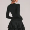 Cala Minikleid mit V-Ausschnitt und Rüschenrock in Schwarz Cala Minikleid mit V-Ausschnitt und Rüschenrock in Schwarz