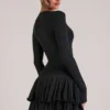 Cala Minikleid mit V-Ausschnitt und Rüschenrock in Schwarz Cala Minikleid mit V-Ausschnitt und Rüschenrock in Schwarz