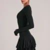 Cala Minikleid mit V-Ausschnitt und Rüschenrock in Schwarz Cala Minikleid mit V-Ausschnitt und Rüschenrock in Schwarz