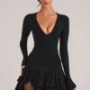 Cala Minikleid mit V-Ausschnitt und Rüschenrock in Schwarz Cala Minikleid mit V-Ausschnitt und Rüschenrock in Schwarz