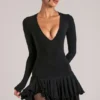 Cala Minikleid mit V-Ausschnitt und Rüschenrock in Schwarz Cala Minikleid mit V-Ausschnitt und Rüschenrock in Schwarz
