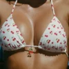 Calella Triangel-Bikinioberteil mit Charm-Detail im Kirschprint Calella Triangel-Bikinioberteil mit Charm-Detail im Kirschprint