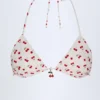Calella Triangel-Bikinioberteil mit Charm-Detail im Kirschprint Calella Triangel-Bikinioberteil mit Charm-Detail im Kirschprint