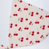 Calella Triangel-Bikinioberteil mit Charm-Detail im Kirschprint Calella Triangel-Bikinioberteil mit Charm-Detail im Kirschprint