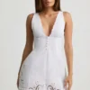 Calina A-Linien-Minikleid aus Baumwollpopeline mit Cutwork-Verzierung in Weiß Calina A-Linien-Minikleid aus Baumwollpopeline mit Cutwork-Verzierung in Weiß