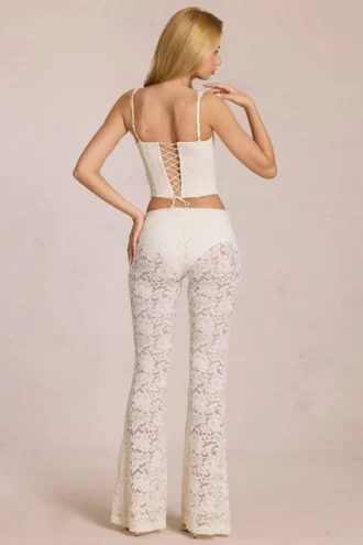 Calista Transparente Spitzenhose mit mittlerer Leibhöhe und ausgestelltem Bein in Elfenbein