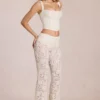 Calista Transparente Spitzenhose mit mittlerer Leibhöhe und ausgestelltem Bein in Elfenbein