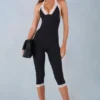 Calla Modal-Capri-Jumpsuit mit Spitzenbesatz in Schwarz Calla Modal-Capri-Jumpsuit mit Spitzenbesatz in Schwarz