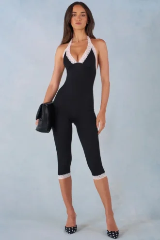 Calla Modal-Capri-Jumpsuit mit Spitzenbesatz  in Schwarz