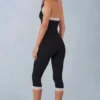 Calla Modal-Capri-Jumpsuit mit Spitzenbesatz in Schwarz Calla Modal-Capri-Jumpsuit mit Spitzenbesatz in Schwarz