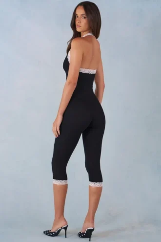 Calla Modal-Capri-Jumpsuit mit Spitzenbesatz  in Schwarz