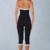 Calla Modal-Capri-Jumpsuit mit Spitzenbesatz in Schwarz Calla Modal-Capri-Jumpsuit mit Spitzenbesatz in Schwarz