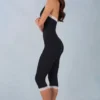 Calla Modal-Capri-Jumpsuit mit Spitzenbesatz in Schwarz Calla Modal-Capri-Jumpsuit mit Spitzenbesatz in Schwarz