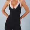 Calla Modal-Capri-Jumpsuit mit Spitzenbesatz in Schwarz Calla Modal-Capri-Jumpsuit mit Spitzenbesatz in Schwarz