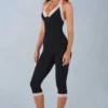 Calla Modal-Capri-Jumpsuit mit Spitzenbesatz in Schwarz Calla Modal-Capri-Jumpsuit mit Spitzenbesatz in Schwarz