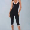 Calla Modal-Capri-Jumpsuit mit Spitzenbesatz in Schwarz Calla Modal-Capri-Jumpsuit mit Spitzenbesatz in Schwarz