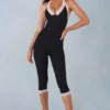 Calla Modal-Capri-Jumpsuit mit Spitzenbesatz in Schwarz Calla Modal-Capri-Jumpsuit mit Spitzenbesatz in Schwarz
