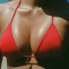 Canggu Triangel-Bikinioberteil mit Charm-Detail in Fiery Red Canggu Triangel-Bikinioberteil mit Charm-Detail in Fiery Red