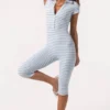Capri-Jumpsuit aus geripptem Jersey mit blauen Streifen Capri-Jumpsuit aus geripptem Jersey mit blauen Streifen