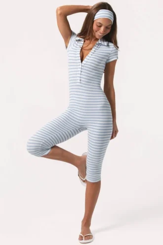 Capri-Jumpsuit aus geripptem Jersey mit blauen Streifen Capri-Jumpsuit aus geripptem Jersey mit blauen Streifen