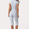Capri-Jumpsuit aus geripptem Jersey mit blauen Streifen Capri-Jumpsuit aus geripptem Jersey mit blauen Streifen