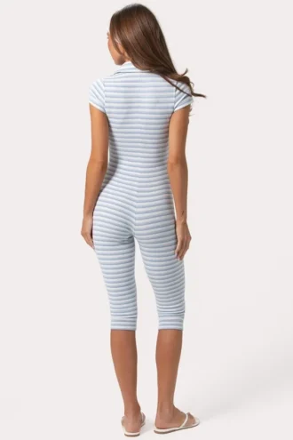 Capri-Jumpsuit aus geripptem Jersey mit blauen Streifen Capri-Jumpsuit aus geripptem Jersey mit blauen Streifen