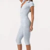 Capri-Jumpsuit aus geripptem Jersey mit blauen Streifen Capri-Jumpsuit aus geripptem Jersey mit blauen Streifen
