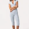 Capri-Jumpsuit aus geripptem Jersey mit blauen Streifen Capri-Jumpsuit aus geripptem Jersey mit blauen Streifen