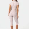 Capri-Jumpsuit aus geripptem Jersey mit rosa Streifen Capri-Jumpsuit aus geripptem Jersey mit rosa Streifen