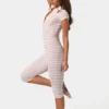 Capri-Jumpsuit aus geripptem Jersey mit rosa Streifen Capri-Jumpsuit aus geripptem Jersey mit rosa Streifen