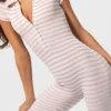 Capri-Jumpsuit aus geripptem Jersey mit rosa Streifen Capri-Jumpsuit aus geripptem Jersey mit rosa Streifen