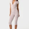 Capri-Jumpsuit aus geripptem Jersey mit rosa Streifen Capri-Jumpsuit aus geripptem Jersey mit rosa Streifen