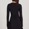 Carielle Minikleid aus weichem Jersey mit U-Ausschnitt und ausgestelltem Rock in Schwarz Carielle Minikleid aus weichem Jersey mit U-Ausschnitt und ausgestelltem Rock in Schwarz