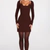 Caris geripptes Modal-Minikleid mit langen Ärmeln und Schnürung in Schokoladenbraun Caris geripptes Modal-Minikleid mit langen Ärmeln und Schnürung in Schokoladenbraun