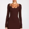 Caris geripptes Modal-Minikleid mit langen Ärmeln und Schnürung in Schokoladenbraun Caris geripptes Modal-Minikleid mit langen Ärmeln und Schnürung in Schokoladenbraun