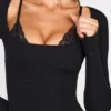 Caris – Langärmliges Minikleid aus geripptem Modal mit Schnür-BH in Schwarz Caris – Langärmliges Minikleid aus geripptem Modal mit Schnür-BH in Schwarz