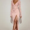 Carmina Maxikleid aus Spitze mit Wellenrand und tiefem Ausschnitt in Rosa