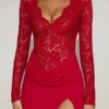 Carmina Maxikleid mit Spitzenbesatz und tiefem V-Ausschnitt in True Red