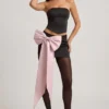 Carola Satin-Minirock mit Schleifendetail und niedriger Taille in Schwarz Carola Satin-Minirock mit Schleifendetail und niedriger Taille in Schwarz