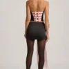 Carola Satin-Minirock mit Schleifendetail und niedriger Taille in Schwarz Carola Satin-Minirock mit Schleifendetail und niedriger Taille in Schwarz