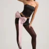Carola Satin-Minirock mit Schleifendetail und niedriger Taille in Schwarz Carola Satin-Minirock mit Schleifendetail und niedriger Taille in Schwarz